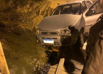 Carro quase cai no rio após motorista perder direção, em São João Batista