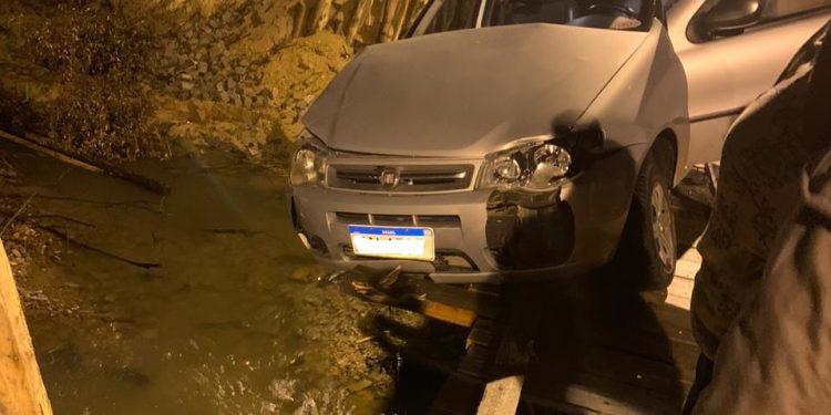 Carro quase cai no rio após motorista perder direção, em São João Batista