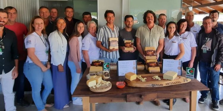 Duas queijarias recebem Selo Arte para queijo colonial Diamante, produto típico de Major Gercino