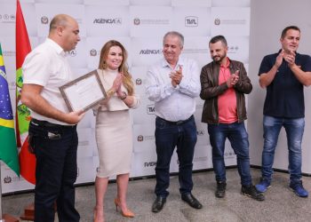 Vereador de Tijucas recebe moção da aplauso da Alesc por salvar jovens de afogamento