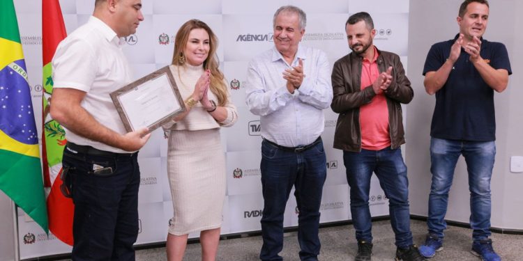 Vereador de Tijucas recebe moção da aplauso da Alesc por salvar jovens de afogamento