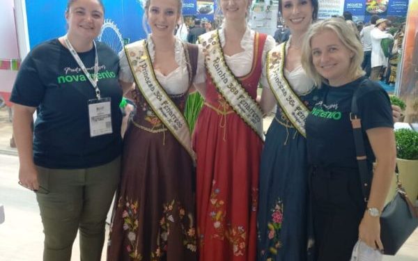 Secretaria de Cultura e Turismo e realezas representam Nova Trento na feira BNT Mercosul