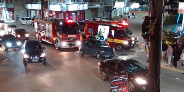 Acidente no cruzamento central de Tijucas deixa dois feridos