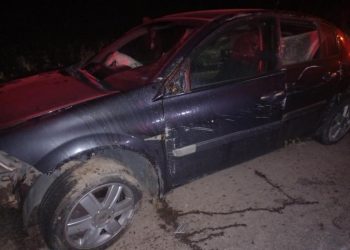 Dois idosos e um motorista de 51 anos são socorridos após carro capotar