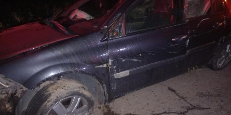 Dois idosos e um motorista de 51 anos são socorridos após carro capotar