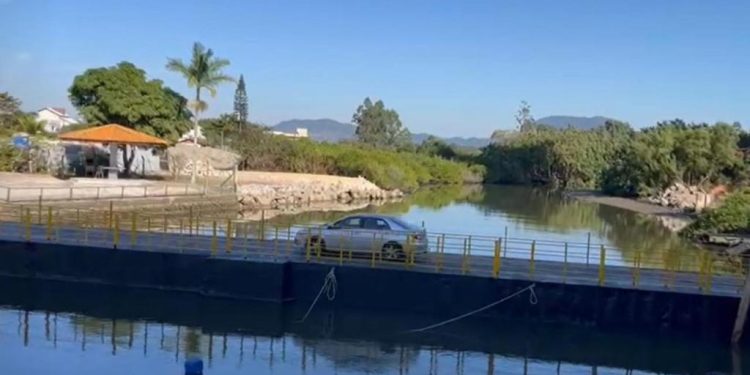 Ponte balsa entre Porto Belo e Itapema é liberada para uso