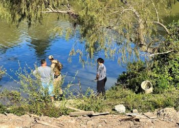 Homem em possível surto invade casa, foge para rio e morre afogado