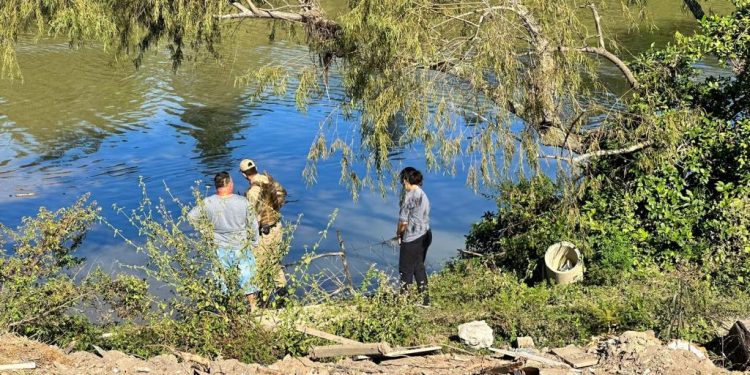 Homem em possível surto invade casa, foge para rio e morre afogado