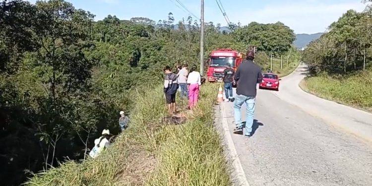 Pai sai à procura do filho desaparecido e encontra sem vida às margens da rodovia em São João Batista