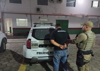 Homem foragido por roubo e homicídio é preso como segurança de escola em Tijucas