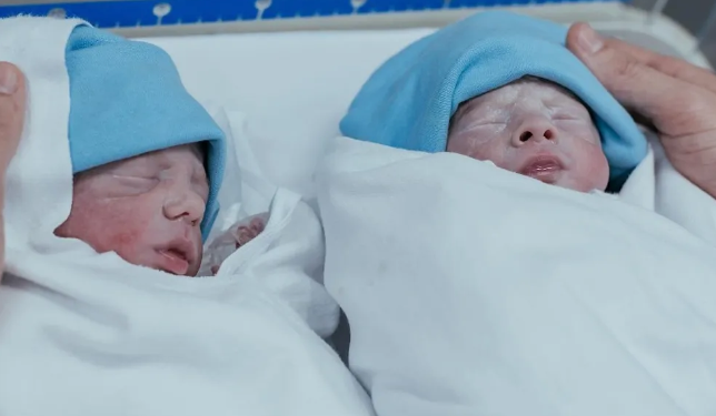 Mulher dá à luz gêmeos e um nasce empelicado: parto é raro