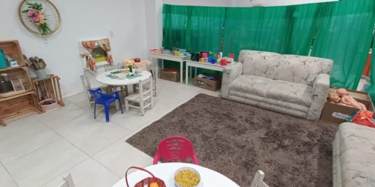 Professoras constroem casa em miniatura para projeto escolar em Nova Trento