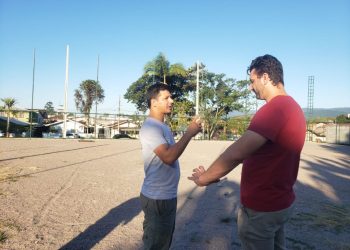 Vereador Elisandro dos Santos e secretário Gélio de Oliveira acompanham trabalhos no ‘Campo do Carmelo’