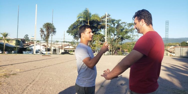 Vereador Elisandro dos Santos e secretário Gélio de Oliveira acompanham trabalhos no ‘Campo do Carmelo’