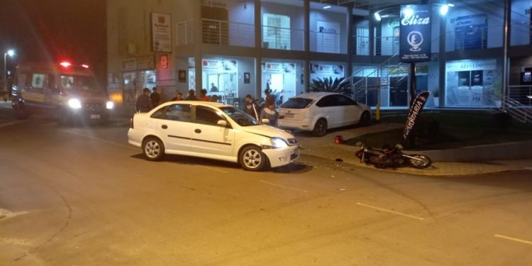 SJB: Jovem tem suspeita de fratura na perna, em acidente entre moto e carro