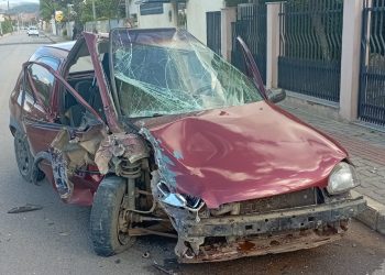 Veículo bate contra muro de residência no bairro Cardoso