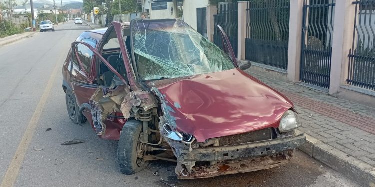 Veículo bate contra muro de residência no bairro Cardoso