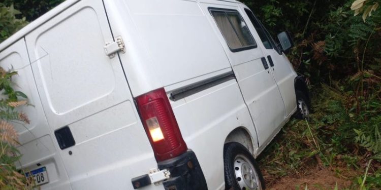 Homem se fere em saída de pista na Rodovia SC-108