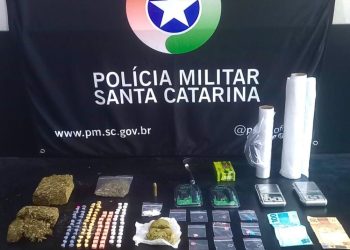 Após denúncias Policia Militar prende suspeito e encontra droga e munição