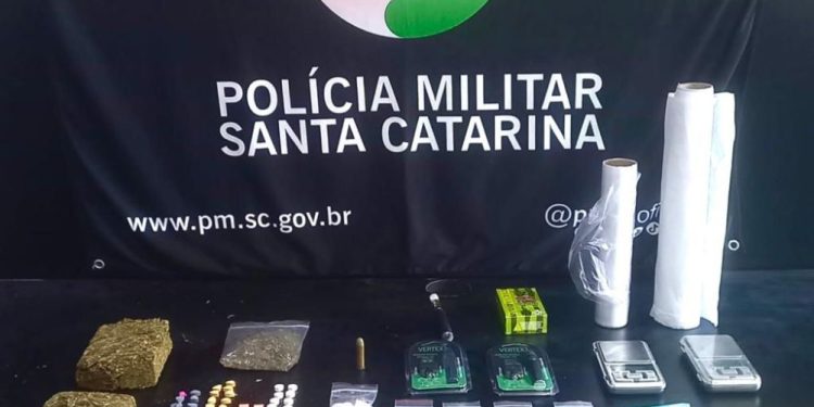 Após denúncias Policia Militar prende suspeito e encontra droga e munição