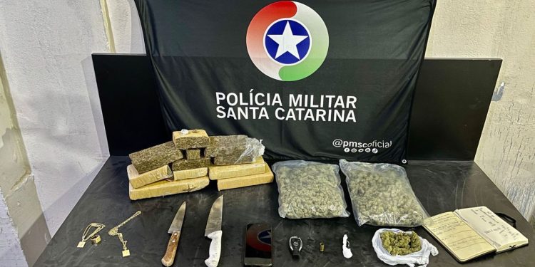 Mais de quatro quilos de entorpecentes são apreendidos pela Policia Militar