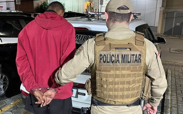 Jovem é preso durante a madrugada, suspeito de tráfico em Tijucas