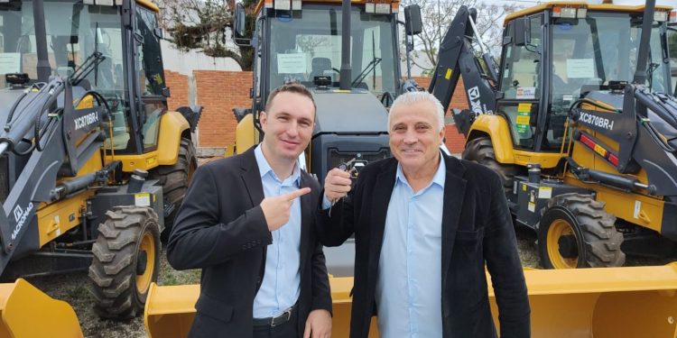 São João Batista é contemplada com nova retroescavadeira