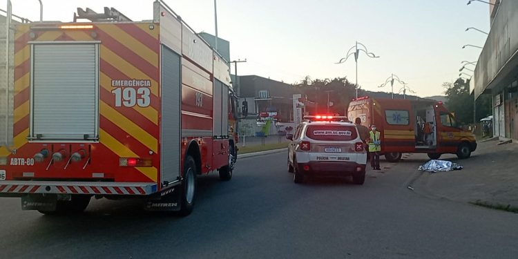 Homem cai de sacada de prédio e morre em São João Batista