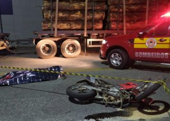 Motociclista morre após colidir na traseira de carreta estacionada