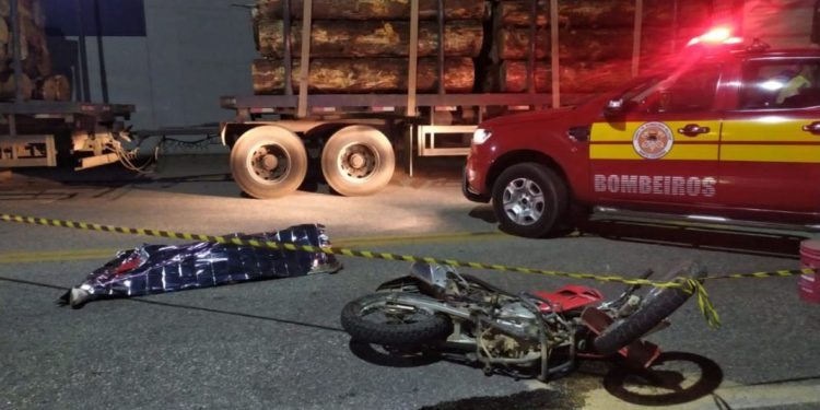 Motociclista morre após colidir na traseira de carreta estacionada