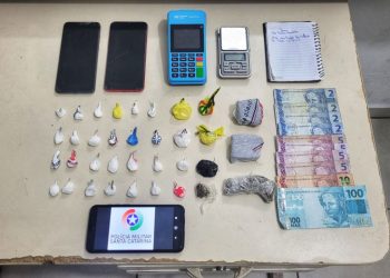 Em bar, jovens são flagrados com 30 petecas de cocaína