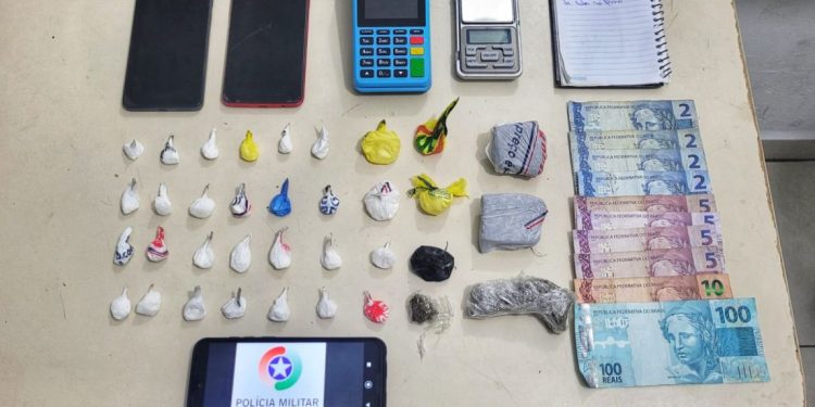 Em bar, jovens são flagrados com 30 petecas de cocaína