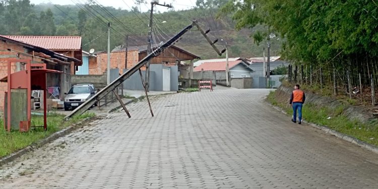 Caminhonete bate em poste no Timbezinho e Defesa Civil aciona Celesc