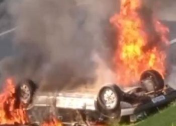 Após capotar carro pega fogo na BR-101 em Itapema