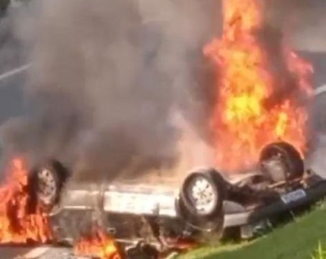 Após capotar carro pega fogo na BR-101 em Itapema