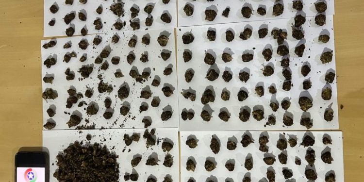 Homem é preso após tentar esconder drogas da Polícia Militar