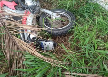 Motocicleta com registro de furto é abandonada em mato em São João Batista