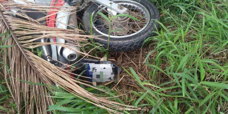 Motocicleta com registro de furto é abandonada em mato em São João Batista
