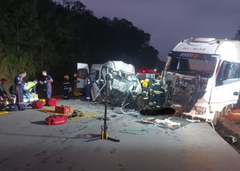Tragédia na SC 470 acidente entre van e caminhão deixa três mortos