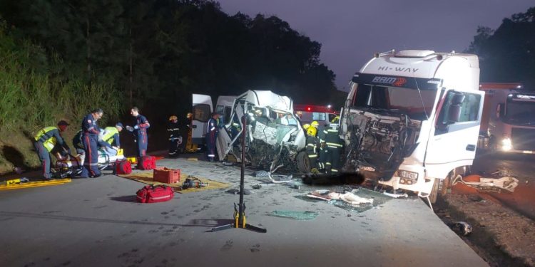 Tragédia na SC 470 acidente entre van e caminhão deixa três mortos