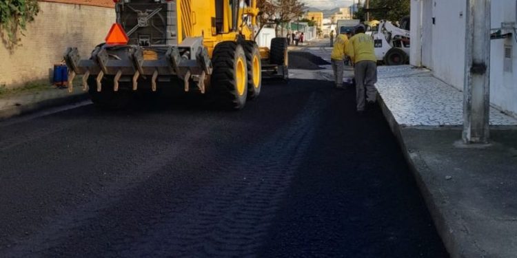 Prefeitura de São João Batista executa obras de asfaltamento em mais cinco ruas