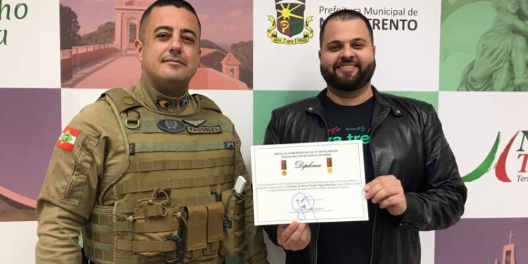 Prefeito de Nova Trento recebe medalha comemorativa de aniversário do 31º Batalhão da Polícia Militar
