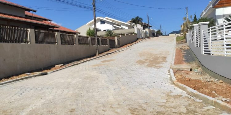 Prefeitura de São João Batista conclui pavimentação com lajotas de quatro vias na Tajuba II
