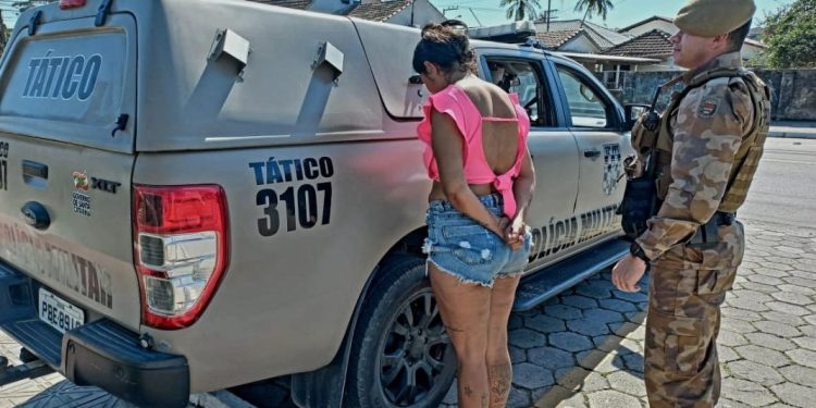 Após denúncias de tráfico equipe do tático prende suspeita e encontra droga em Canelinha