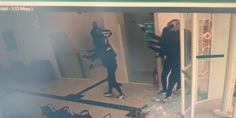 Homens armados invadem agência bancária em Biguaçu