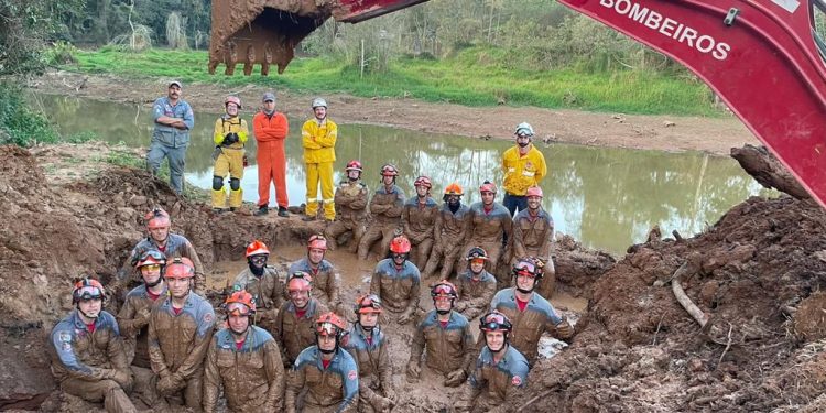 Bombeiros militares de Santa Catarina ministram instruções de Intervenção em Áreas Deslizadas para bombeiros de São Paulo