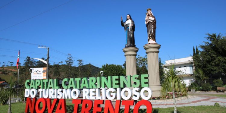 Inauguração das imagens sacras e letreiro reúne autoridades em Nova Trento