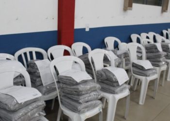 Famílias acompanhadas pelo Serviço de Convivência e Fortalecimento de Vínculos recebem conjuntos de agasalhos