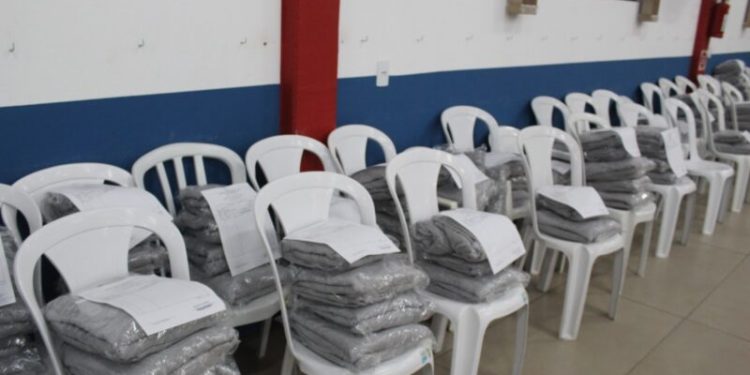 Famílias acompanhadas pelo Serviço de Convivência e Fortalecimento de Vínculos recebem conjuntos de agasalhos