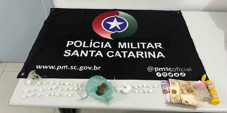 Em rondas Policia Militar aborda suspeito e encontra drogas em Tijucas